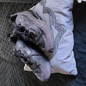 Almost new pair of men's NIKE sneakers... size 9 in men ...